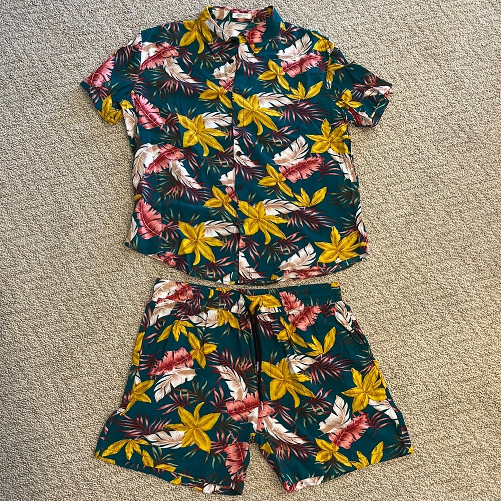 NWOT Men’s Beach Matching Set, Size L. Hawaiian Pattern with pocket/drawstring